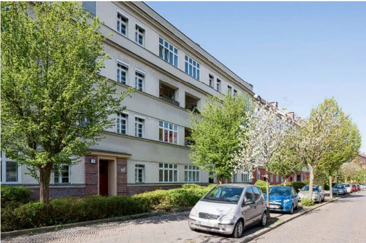 Großzügige Altbauwohnung mit Südost-Loggia, Wohnküche und originalem Dielenboden — photo 1